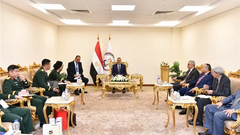  وزير الإنتاج الحربي يبحث تعزيز التعاون مع ممثلي وزارة الدفاع الفيتنامية