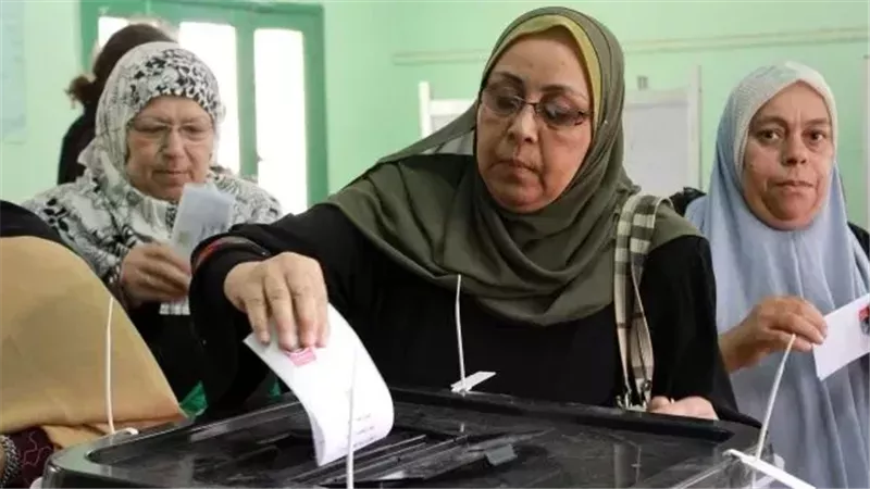 ضبط سيدتين أثناء محاولتهما توزيع كروت دعائية انتخابية بالبحيرة