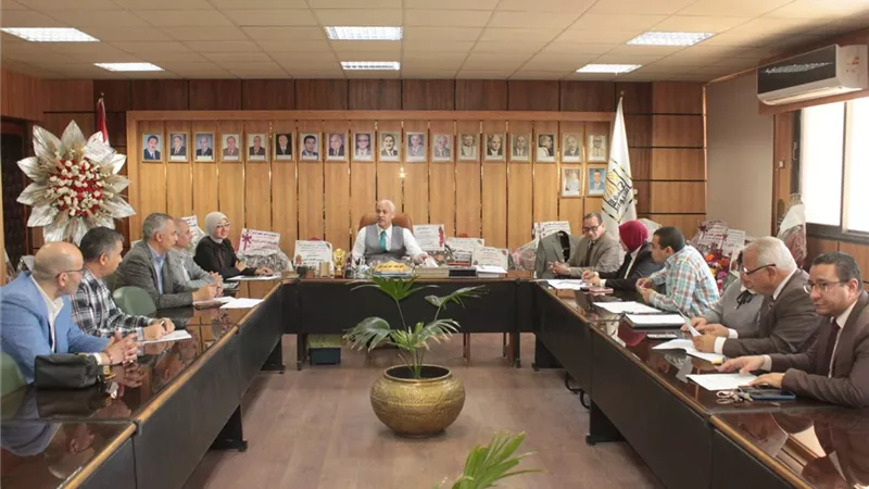 جامعة أسيوط تناقش دعم المشروعات الطلابية وخطط تجميل الحرم الجامعي