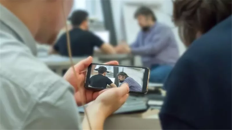 هل من حق الخاطب التجسس على خطيبته؟ دار الإفتاء تحذر