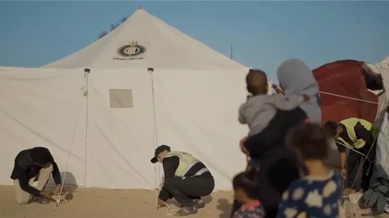 لحظة دخول القافلة 12 للشعب الفلسطيني من معبر رفح| فيديو