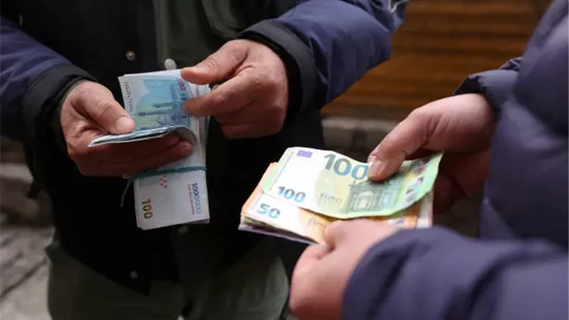 انهيار خطير للعملة الإيرانية.. 1.2 مليون ريال مقابل دولار أمريكي