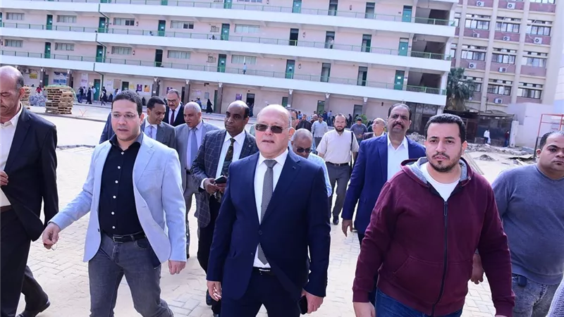 رئيس جامعة سوهاج يتابع تطورات العمل في مستشفى الجراحات التخصصية