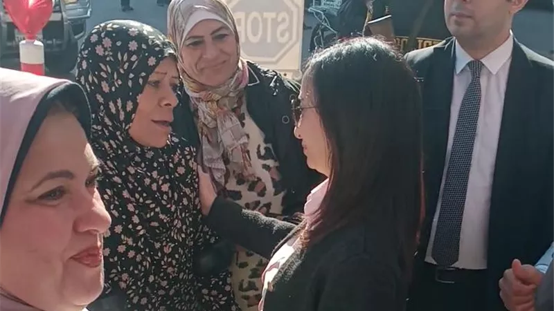 محافظ البحيرة تستجيب لحالة إنسانية خلال تفقدها لجان الانتخابات 