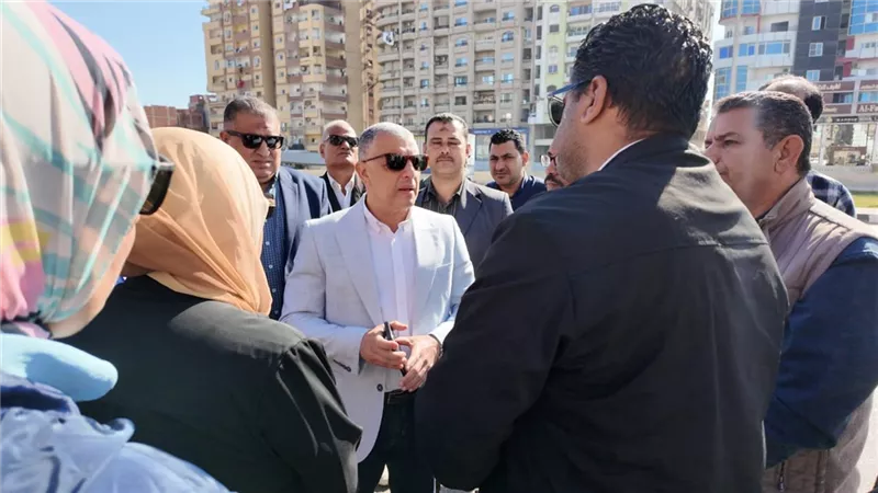 محافظ الإسماعيلية يتفقد طريق أم كلثوم والسوق في حي أول استعدادًا لافتتاحه