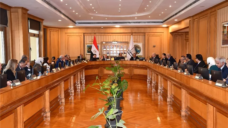 مجلس جامعة حلوان يحتفي بإنجازات أساتذته المتميزين في المجالات العلمية