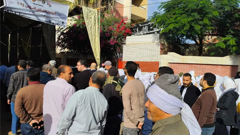 إقبال ملحوظ من الناخبين على لجان الاقتراع بالبحيرة|صور