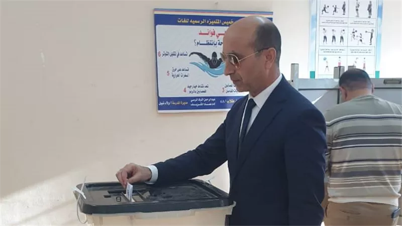 رئيس جامعة دمنهور يدلي بصوته في انتخابات النواب 