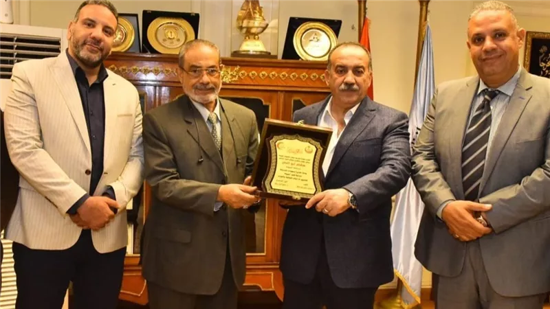  إنشاء كلية ومراكز جديدة.. محافظ أسيوط يلتقي نقيب العلاج الطبيعي