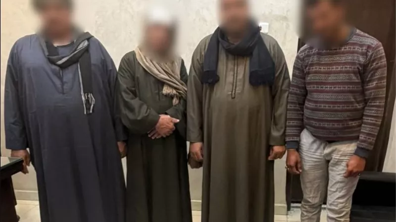 «لصالح 2 من المرشحين».. القبض على 4 أشخاص بحوزتهم مبالغ مالية بجرجا