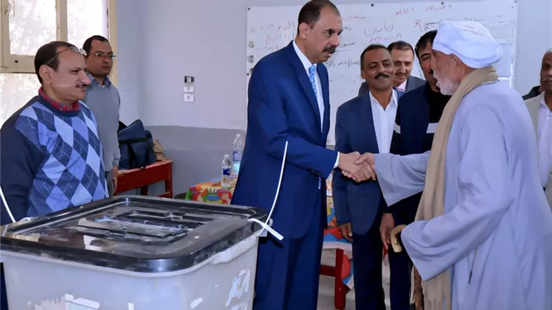 محافظ سوهاج يتفقد لجان الانتخابات بدار السلام والمنشأة 