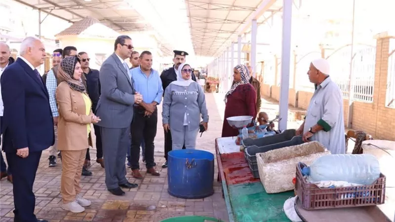 للارتقاء بمستوى الخدمات.. محافظ دمياط يتابع بدء تشغيل سوق فارسكور 