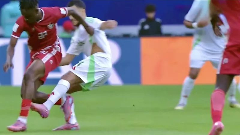 لحظة طرد نجم منتخب الجزائر في لقاء السودان بـ كأس العرب