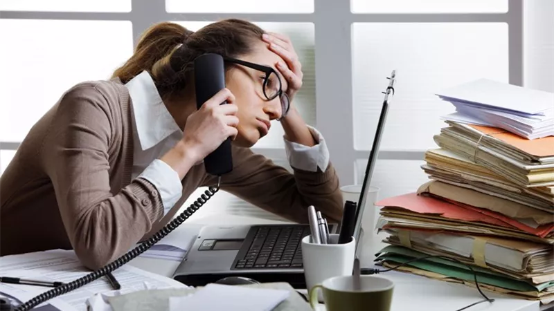 «بيزنس إنسايدر»: 74% من الموظفين يعانون من انخفاض مستويات السعادة