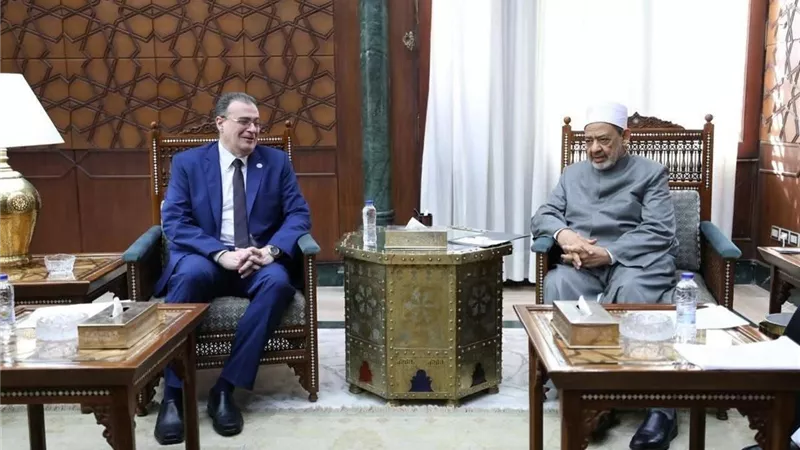 لم يتطرقا لأزمة تعيين الأوائل.. شيخ الأزهر يستقبل رئيس الجهاز المركزي 