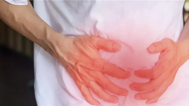 هل يعتبر مريض غازات البطن من أصحاب الأعذار؟.. أمين الفتوى يجيب
