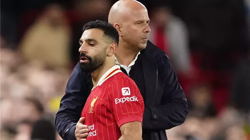 سلوت يكشف سبب جلوس محمد صلاح احتياطيًا للمباراة الثانية على التوالي