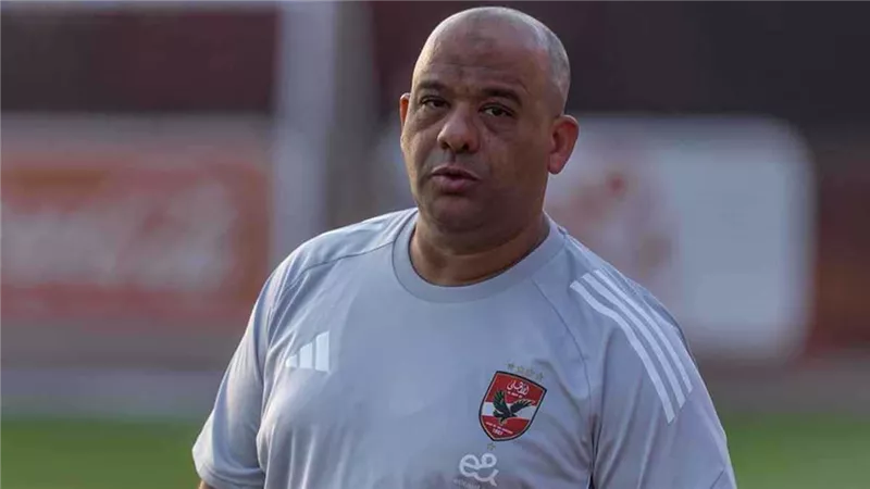 بطاقة صفراء لـ وليد صلاح الدين مدير الكرة بالأهلي أمام البنك 