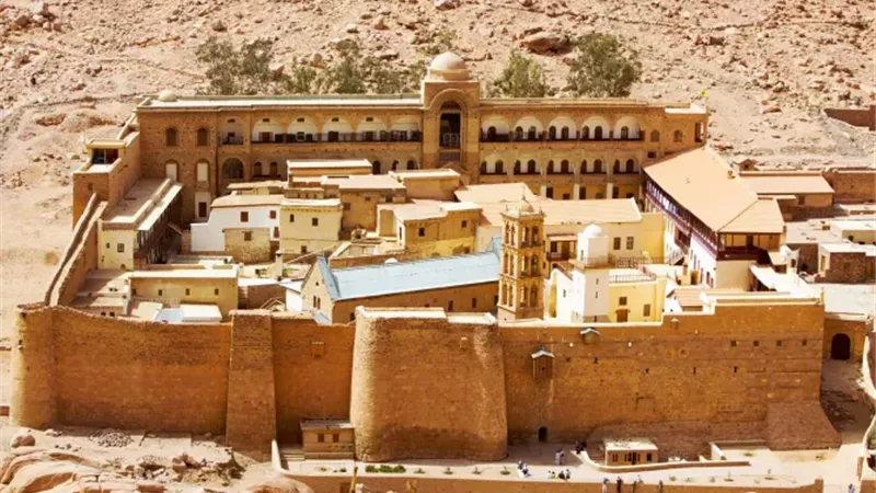 جوهرة سيناء المقدسة.. دير سانت كاترين تاريخ يتجلى بين الجبل والسماء