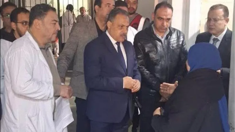 محافظ الشرقية يُفاجئ مستشفى منيا القمح ويُحيل المدير للتحقيق| صور