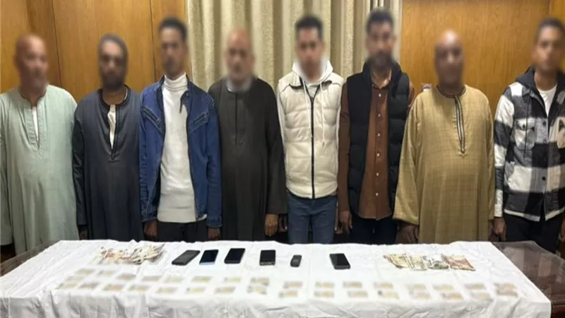 بحوزتهم بطاقات ومبالغ مالية.. ضبط 8 أشخاص بتهمة توزيع رشاوى انتخابية 