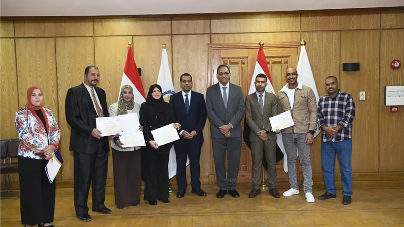 محافظ قنا يشهد تسليم شهادات إتمام برنامج المشروعات الاحترافية لـ41 متدربا