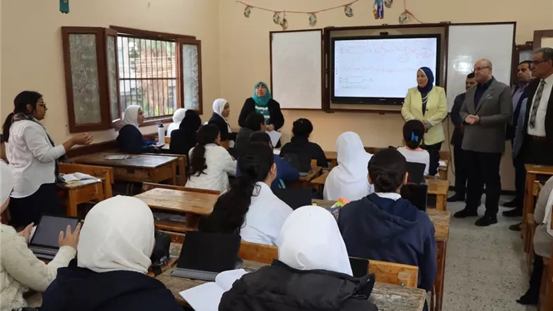محافظ بني سويف يتابع انتظام الدراسة ويشيد بالمواهب المدرسية