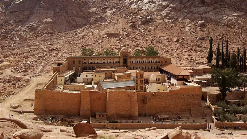 جامع دير سانت كاترين بين أساطير المؤرخين وشواهد التاريخ