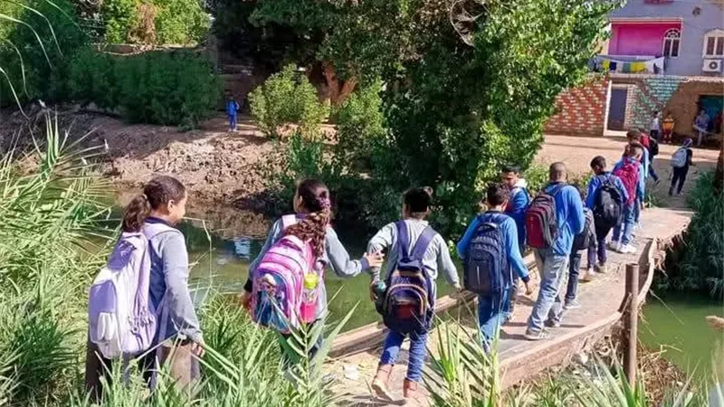 السقالة خطر محقق.. محافظ الأقصر يستجيب لشكاوي معاناة تلاميذ «العوابد»