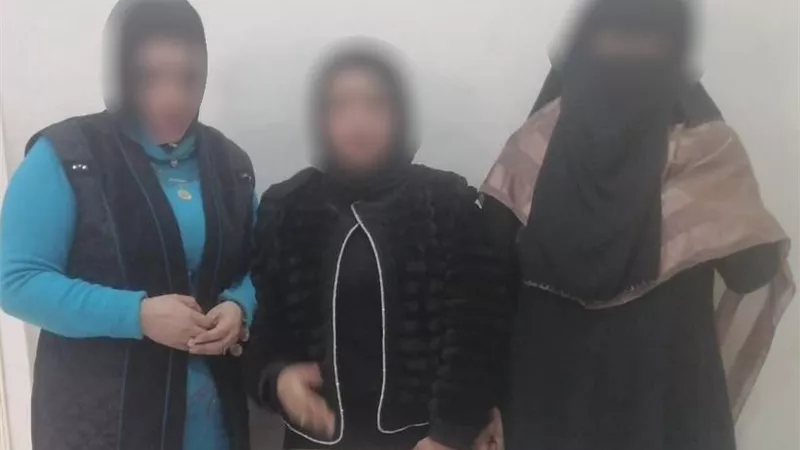 مبالغ مالية بحوزتهن.. أمن سوهاج يضبط 3 سيدات أمام لجنة انتخابية بطهطا