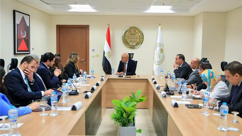 الاستثمارات الأجنبيةعلى طاولة مباحثات وزير التعليم وغرفة التجارة الامريكية