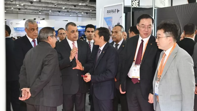 وزير الإنتاج الحربي يزور أجنحة عدد من الشركات المشاركة بمعرض 