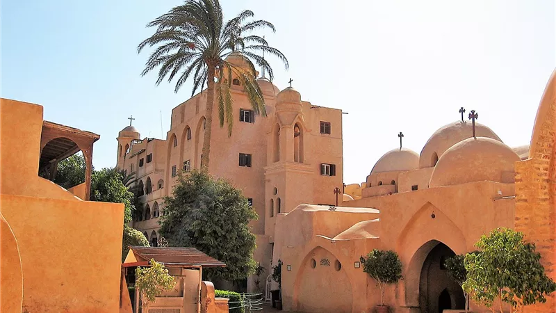 كنيسة «المغارة» بدير السريان.. قطعة فنية نادرة داخل صحراء وادي النطرون 