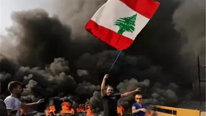 جيش الاحتلال بدأ غاراته في لبنان.. ويصدر أوامر إخلاء جديدة بجنوب البلاد 