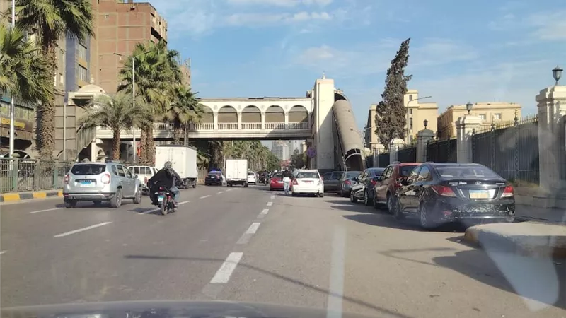 السلالم المتحركة لا تتحرك.. تكلفتها بالملايين و نهايتها الصدأ !