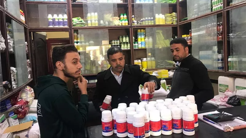  ضبط 360 عبوة مبيدات زراعية محظورة خلال حملات تفتيشية بأسيوط