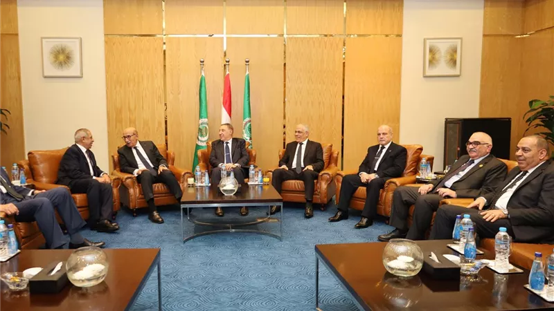 أكاديمية العلوم والتكنولوجيا تستعرض برامج كلية القانون وتوجهاتها الحديثة 