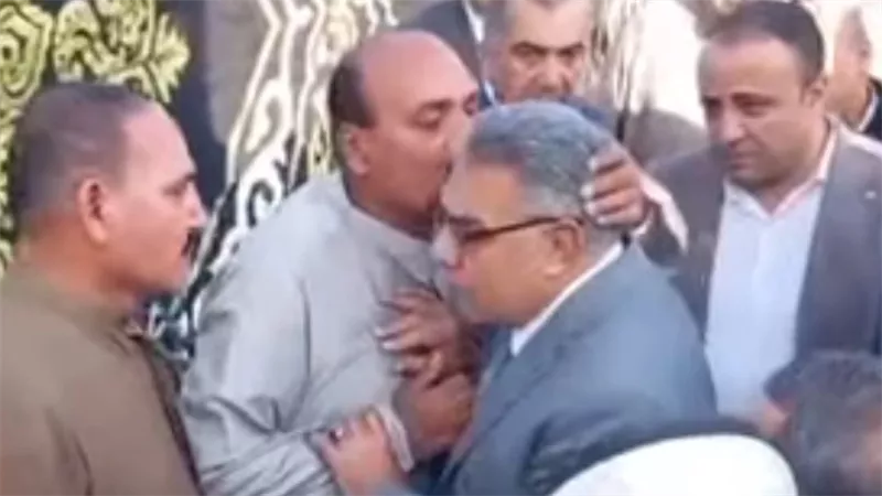 نجل الحاجة سبيلة يقبل رأس المحافظ في عزاء والدته