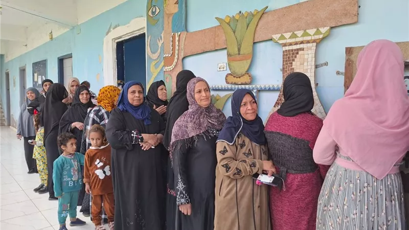 إقبال مكثف من الناخبين على صناديق الاقتراع بدائرة الشرق في أسيوط