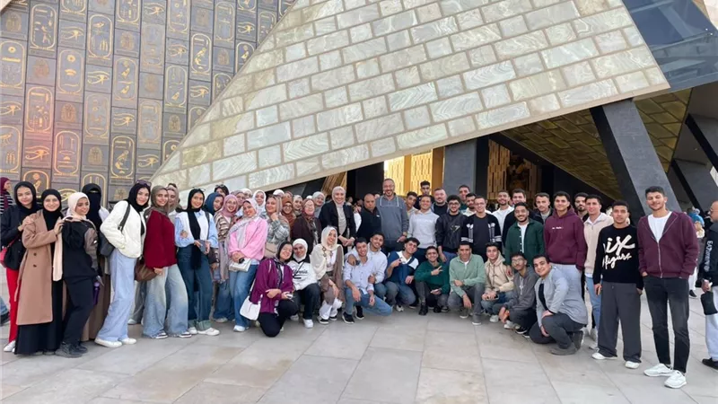 جامعة الإسماعيلية الأهلية تطلق أولى رحلاتها إلى المتحف المصري الكبير
