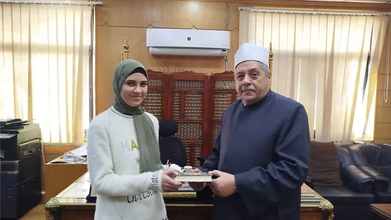 رئيس قطاع المعاهد الأزهرية يكرم الطالبة بسملة عتريس 
