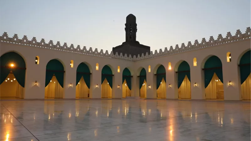 ثاني أكبر الجوامع في مصر.. مسجد الحاكم بأمر الله تحفة معمارية بقلب القاهرة