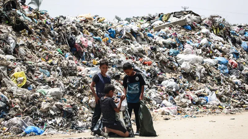بعد تراكم 350 ألف متر مكعب نفايات.. بلدية غزة تحذر من كارثة صحية