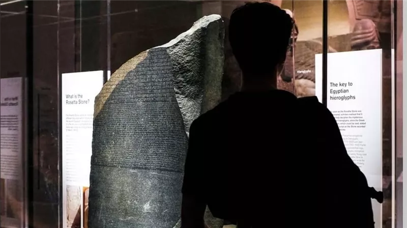 المفتاح الذهبي للحضارة المصرية.. هل كان شامبليون أول من حل لغز حجر رشيد؟