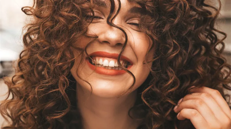 خطوات العناية بالشعر الكيرلي .. 3 أفكار لعمل بلسم منزلي بدون تكلفة 