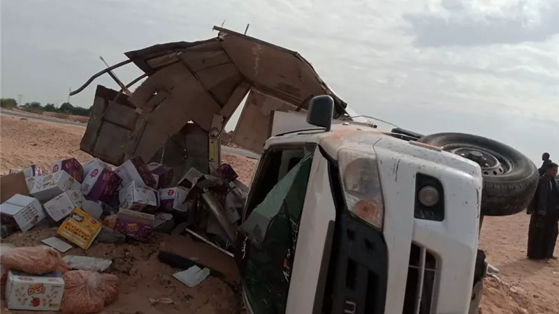 الخسائر تتجاوز مليون جنيه.. إصابة شخصين في انقلاب شاحنة بضائع بالأقصر 