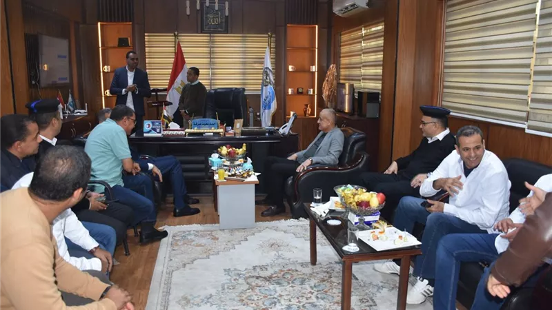 محافظ الأقصر يزور شركة المياه ويشيد بجهود تحسين الخدمات