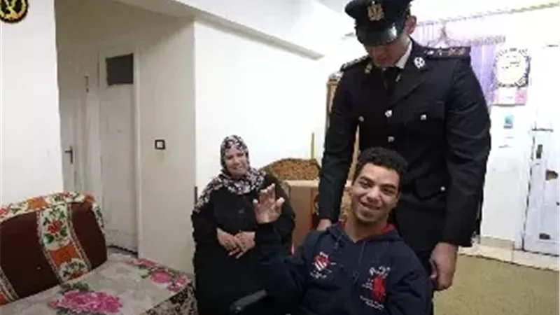 الداخلية توزع كراسي متحركة على ذوي الهمم.. صور 
