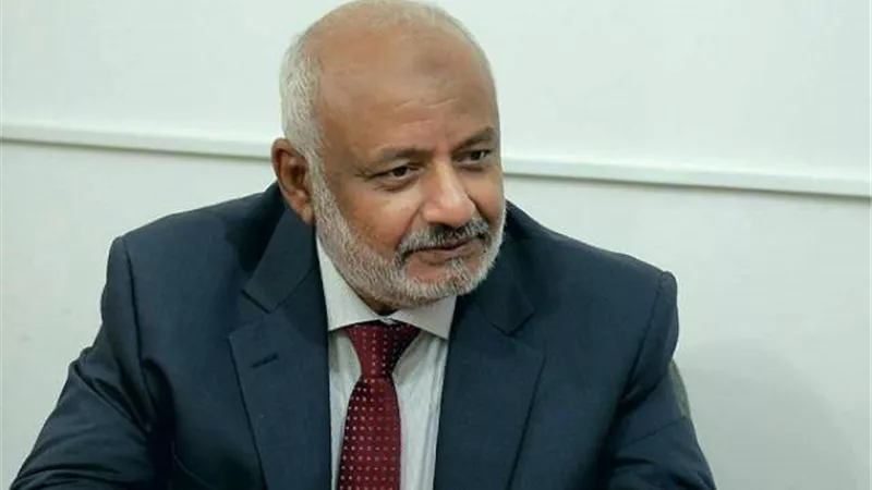 مدير الإعلام بمحافظة الحديدة.. الحوثيون يرهبون خطباء المساجد ليدعموهم