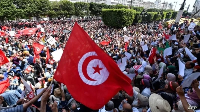 تونس على حافة الغليان.. اتحاد الشغل يدعو لإضراب ويحذر من انهيار الحريات